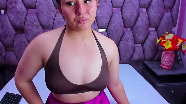 Snapshot of AlaSmith chatting on 09/30/25, 01:43 AlaSmith online show from 09/30/25, 01:43