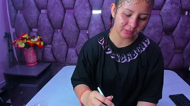 Snapshot of AlaSmith chatting on 10/14/25, 02:23 AlaSmith online show from 10/14/25, 02:23