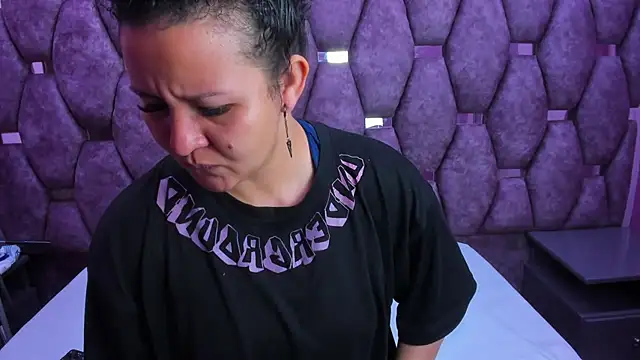 Snapshot of AlaSmith chatting on 10/21/25, 01:17 AlaSmith online show from 10/21/25, 01:17