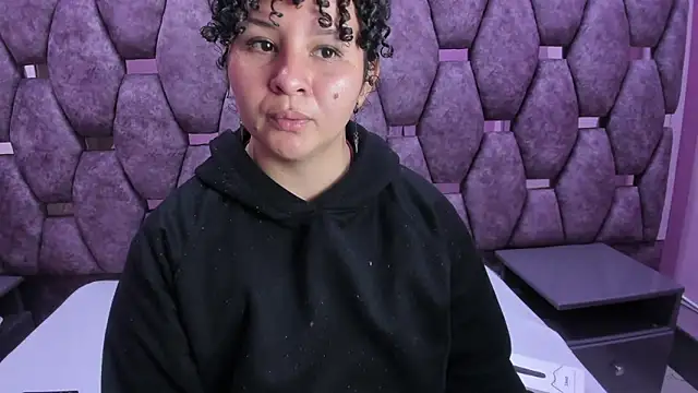 Snapshot of AlaSmith chatting on 11/05/25, 02:11 AlaSmith online show from 11/05/25, 02:11