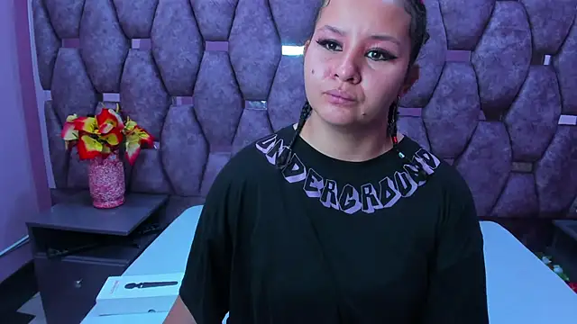 Snapshot of AlaSmith chatting on 11/11/25, 02:33 AlaSmith online show from 11/11/25, 02:33