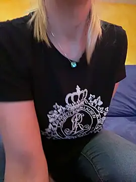 Snapshot of ToAnWTW chatting on 12/17/25, 11:22 ToAnWTW online show from 12/17/25, 11:22