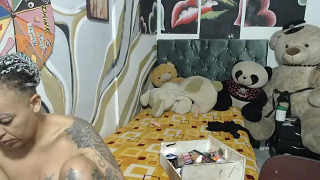 manzanahot9 online show from 11/18/25, 10:41