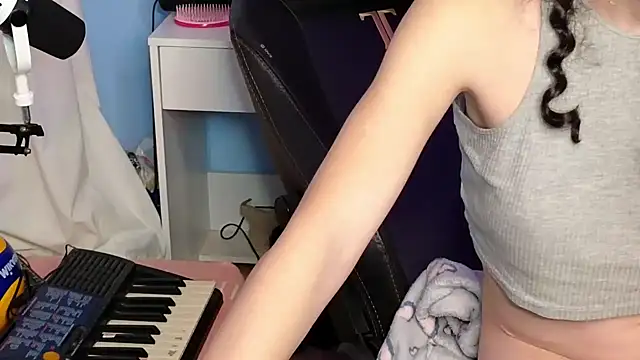 MemiKouki online show from 11/27/25, 05:04