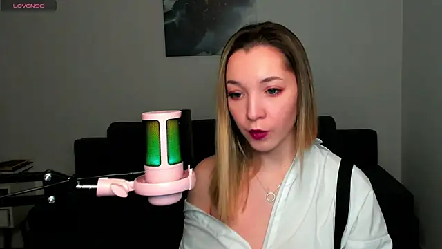 MiaThaine online show from 12/29/24, 11:08