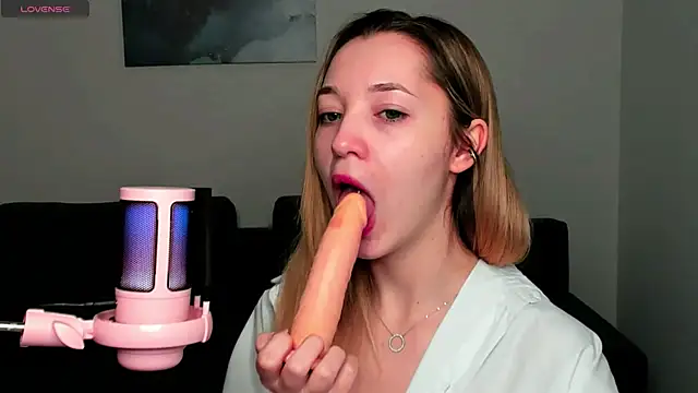 MiaThaine online show from 12/30/24, 08:04