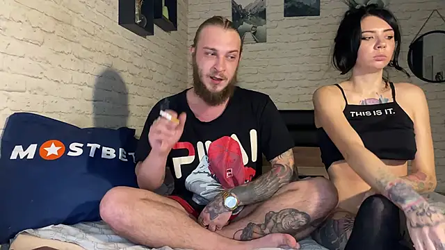 Snapshot of leesmoke chatting on 12/17/24, 02:11 leesmoke online show from 12/17/24, 02:11