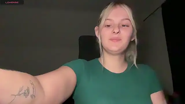 Snapshot of Allylove03 chatting on 09/19/25, 06:08 Allylove03 online show from 09/19/25, 06:08
