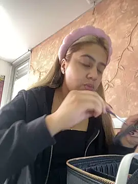 Miabonnett  online show from 10/20/25, 12:05