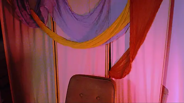 Snapshot of Malinax chatting on 12/16/25, 10:15 Malinax online show from 12/16/25, 10:15