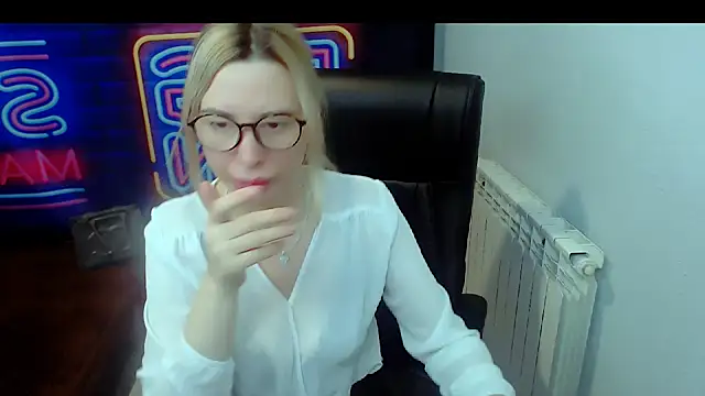 Snapshot of kerakiss877 chatting on 02/13/25, 12:02 kerakiss877 online show from 02/13/25, 12:02