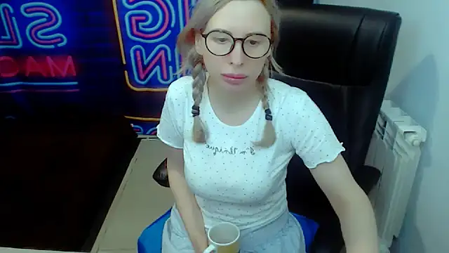 Snapshot of kerakiss877 chatting on 03/20/25, 12:43 kerakiss877 online show from 03/20/25, 12:43
