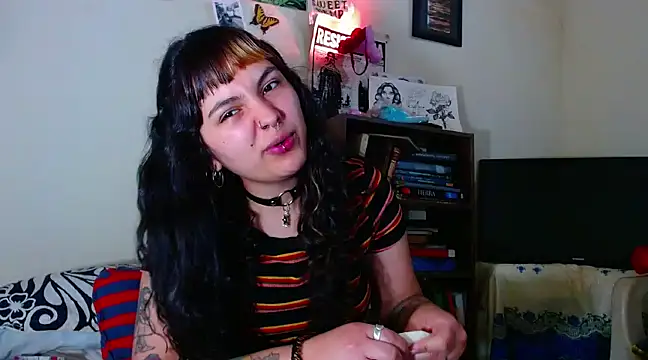 Snapshot of sweetiee_mary chatting on 02/25/25, 05:36 sweetiee mary online show from 02/25/25, 05:36