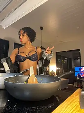 Snapshot of Black_Dolll chatting on 12/19/24, 02:24 Black Dolll online show from 12/19/24, 02:24