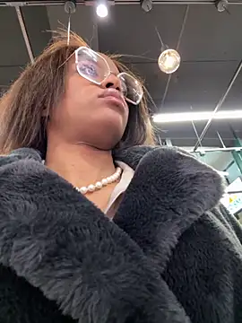 Snapshot of Black_Dolll chatting on 11/24/25, 05:01 Black Dolll online show from 11/24/25, 05:01