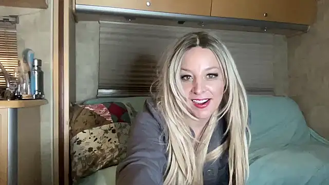 Snapshot of MonroeLoves chatting on 12/15/25, 05:01 MonroeLoves online show from 12/15/25, 05:01