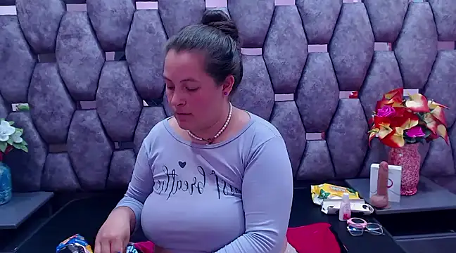 SaraThomso online show from 12/15/24, 06:07