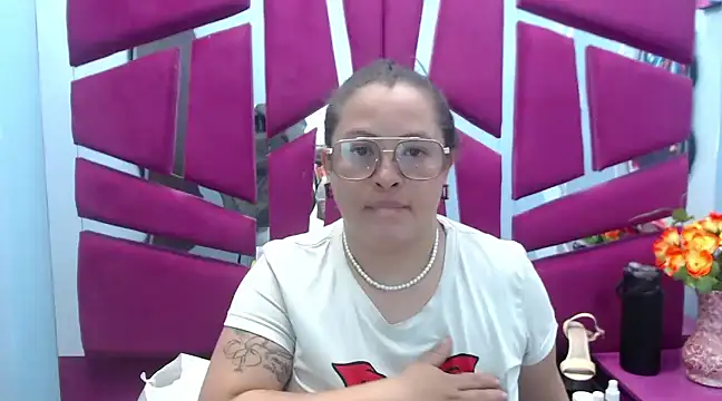 Snapshot of SaraThomso chatting on 02/06/25, 02:55 SaraThomso online show from 02/06/25, 02:55