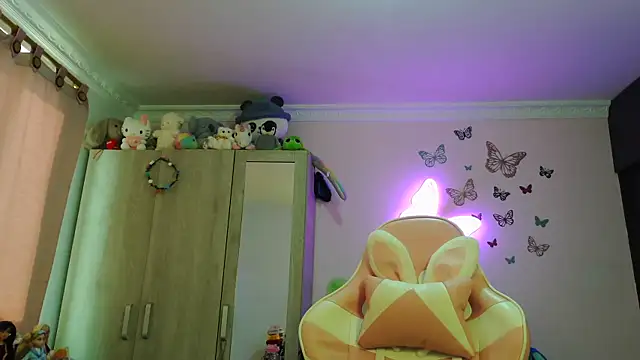 caroline jonson online show from 04/21/26, 02:12