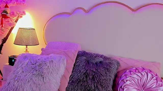 SenniaBella online show from 12/22/25, 02:03