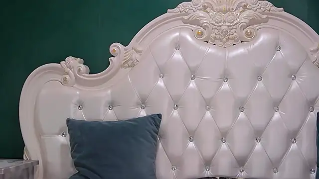 ArielBurn online show from 10/12/25, 08:52