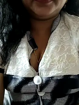 Snapshot of cuteyqueen chatting on 01/13/25, 04:39 cuteyqueen online show from 01/13/25, 04:39