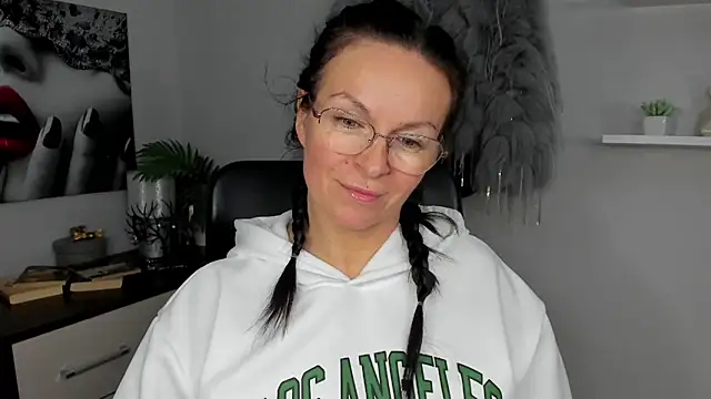 HelenLuxx online show from 01/26/25, 10:34