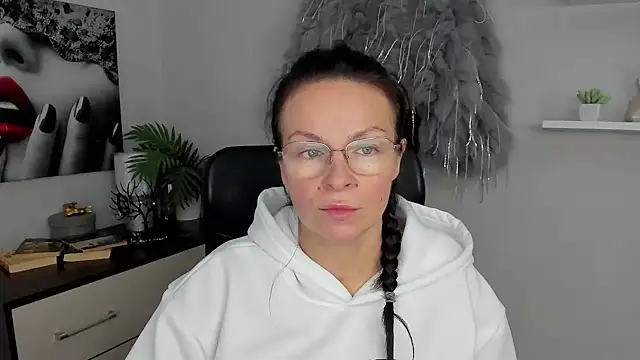 HelenLuxx online show from 01/27/25, 10:06