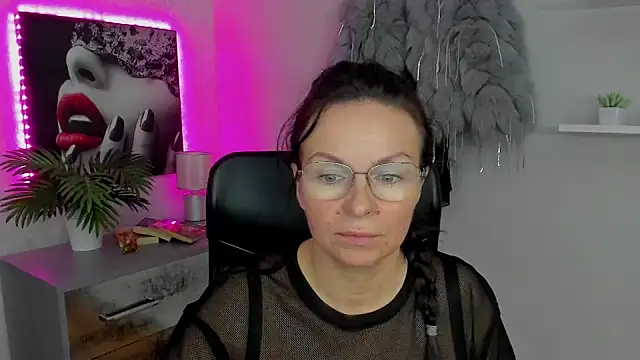 HelenLuxx online show from 01/31/25, 10:20