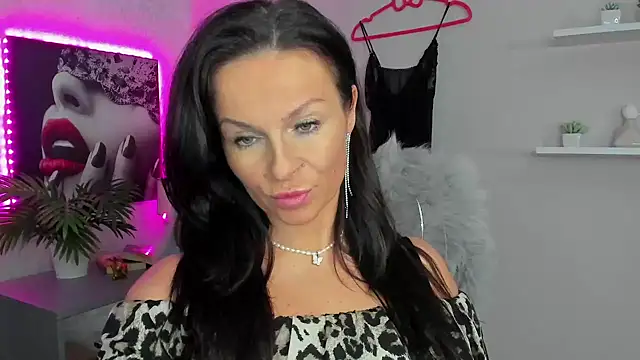 HelenLuxx online show from 02/02/25, 10:46