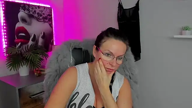 HelenLuxx online show from 02/13/25, 12:43