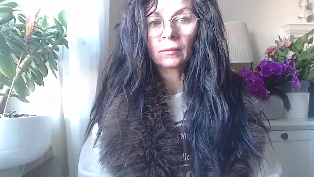 HelenLuxx online show from 11/06/25, 07:53