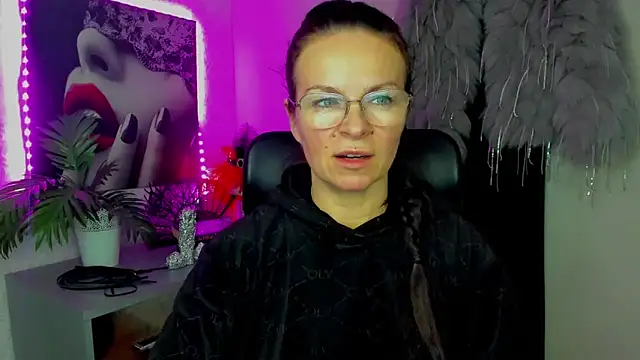 HelenLuxx online show from 02/17/26, 04:02