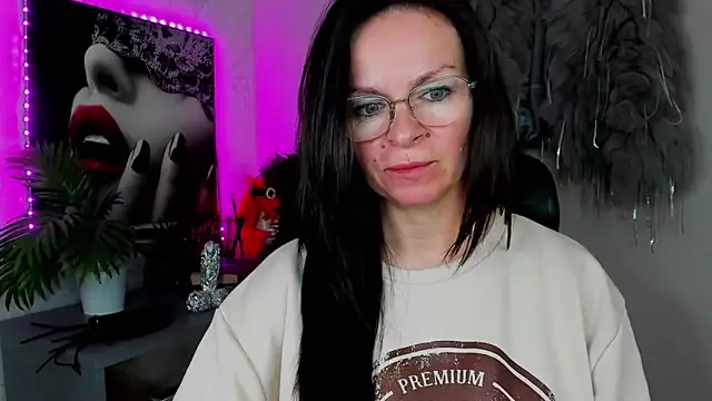 HelenLuxx online show from 04/10/26, 03:06