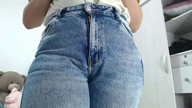 Snapshot of Amelia_Debora_Antonella chatting on 10/23/25, 12:59 Amelia Debora Antonella online show from 10/23/25, 12:59