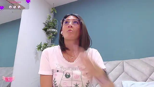 Snapshot of SharisWillian chatting on 02/06/25, 06:18 SharisWillian online show from 02/06/25, 06:18
