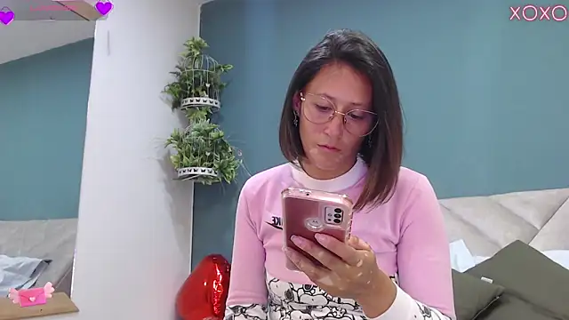 Snapshot of SharisWillian chatting on 09/19/25, 04:03 SharisWillian online show from 09/19/25, 04:03