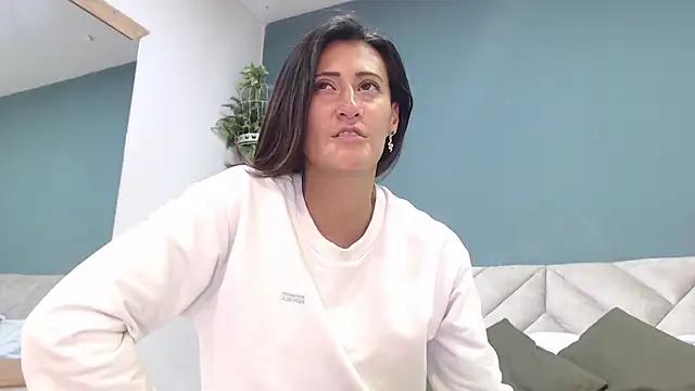 Snapshot of SharisWillian chatting on 10/08/25, 03:48 SharisWillian online show from 10/08/25, 03:48