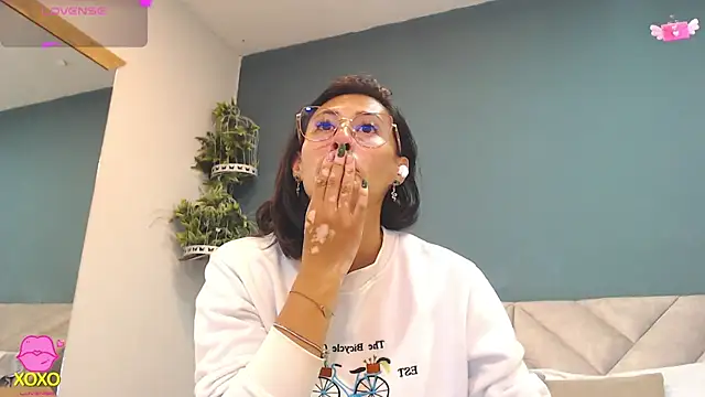Snapshot of SharisWillian chatting on 04/29/26, 03:54 SharisWillian online show from 04/29/26, 03:54
