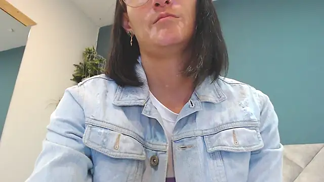 Snapshot of SharisWillian chatting on 05/13/26, 03:59 SharisWillian online show from 05/13/26, 03:59