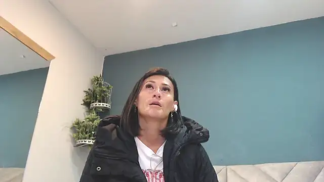 Snapshot of SharisWillian chatting on 05/14/26, 03:46 SharisWillian online show from 05/14/26, 03:46