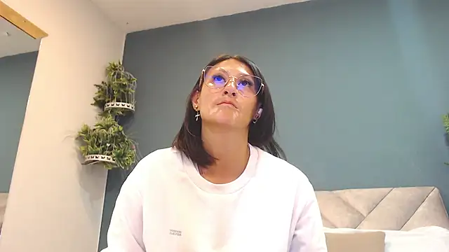Snapshot of SharisWillian chatting on 05/15/26, 02:51 SharisWillian online show from 05/15/26, 02:51