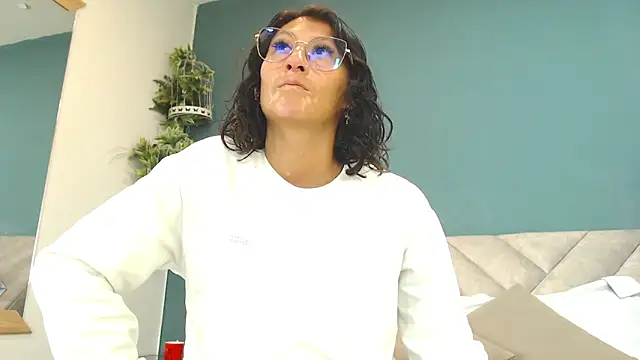 Snapshot of SharisWillian chatting on 05/20/26, 03:34 SharisWillian online show from 05/20/26, 03:34