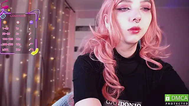 Snapshot of JustMeowGirl chatting on 10/26/25, 04:18 JustMeowGirl online show from 10/26/25, 04:18