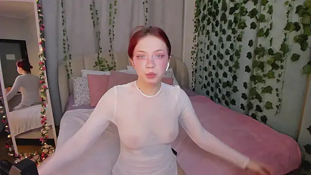 Snapshot of Love_is_Lola chatting on 01/13/26, 12:05 Love is Lola online show from 01/13/26, 12:05