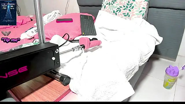 Snapshot of blondeb201 chatting on 12/31/24, 10:56 blondeb201 online show from 12/31/24, 10:56