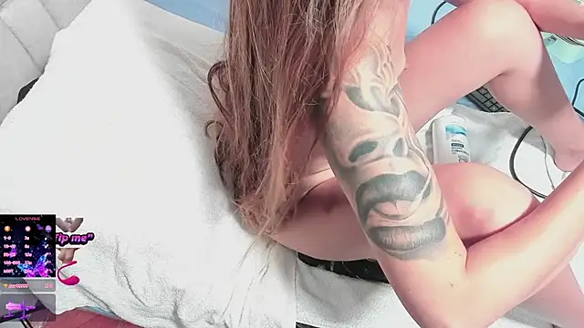 Snapshot of blondeb201 chatting on 09/24/25, 12:58 blondeb201 online show from 09/24/25, 12:58