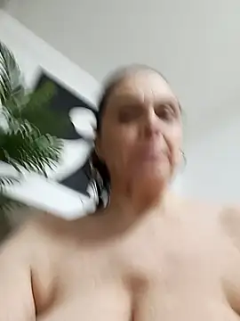 hugebobbs online show from 04/23/26, 09:41