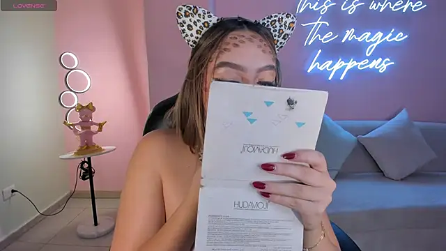 Snapshot of BellaRose_X chatting on 10/31/25, 04:02 BellaRose X online show from 10/31/25, 04:02