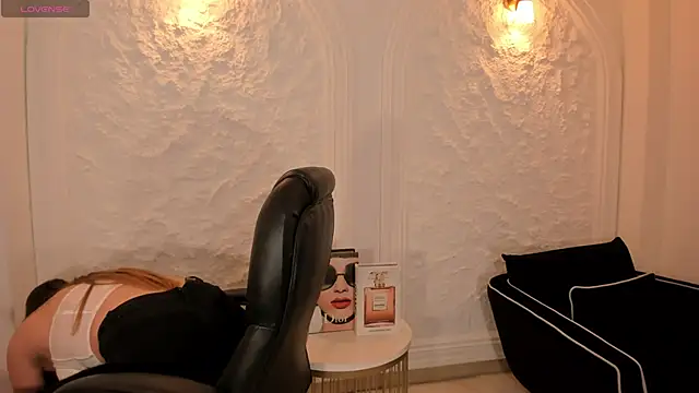 Snapshot of BellaRose_X chatting on 11/08/25, 04:23 BellaRose X online show from 11/08/25, 04:23